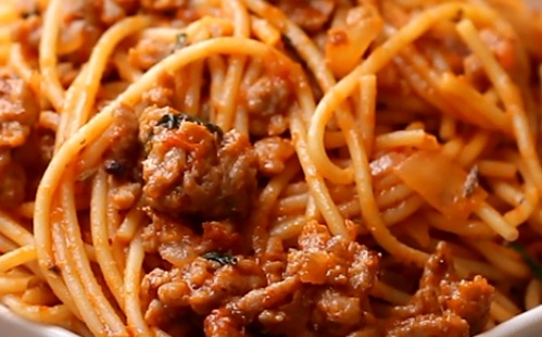 Bazsalikomos, húsos spagetti paradicsommal